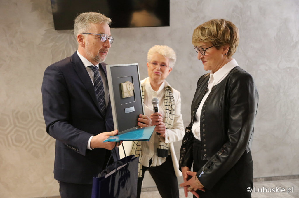 Marszałek Elżbieta Anna Polak uhonorowana Laurem Asklepiosa